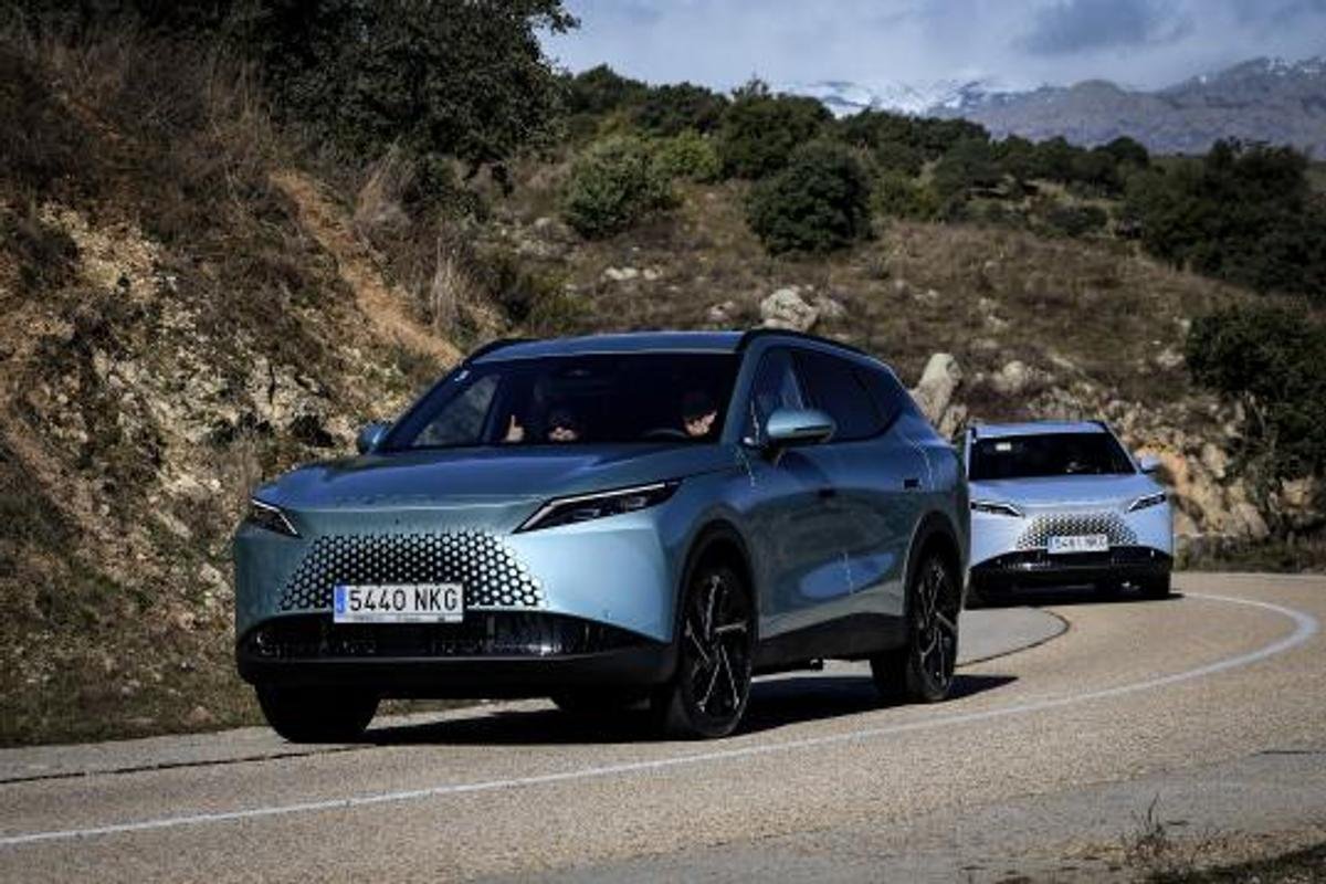 El SUV que está agotando unidades en 2026 Imagen exterior en una carretera del nuevo OMODA 7 SHS de 2026