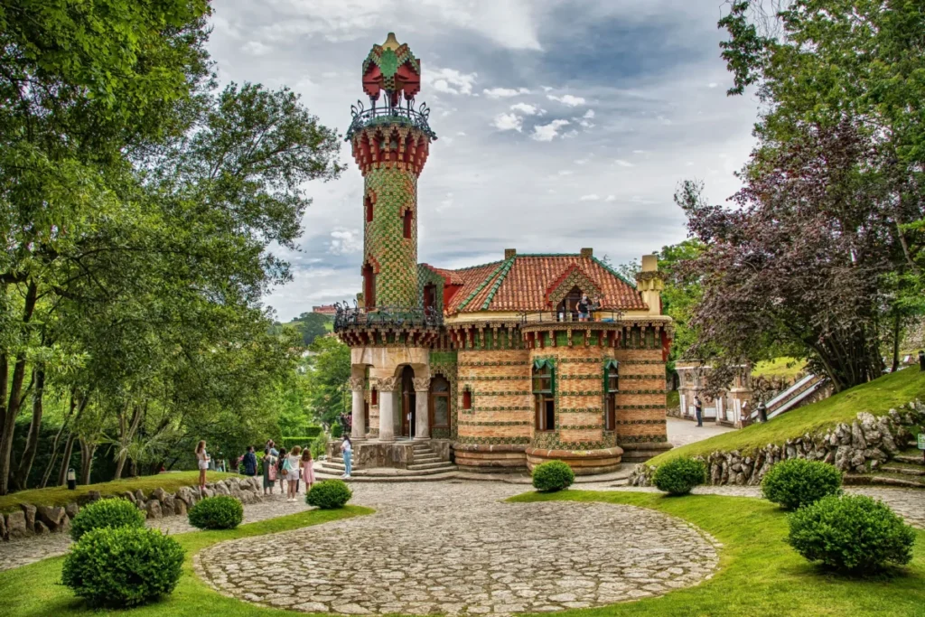 El gran misterio de Gaudí: los secretos ocultos de sus obras maestras Imagen que muestra El Capricho de Antoni Gaudí situado en Cantabria