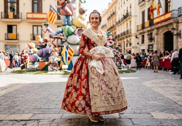 Imagen de una fallera de Valencia después de la creación de espolines por artesanos certificados.