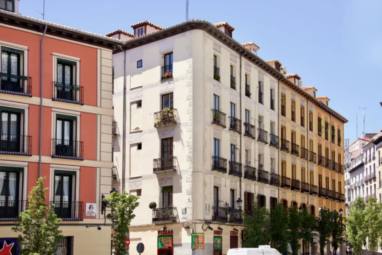 Imagen que muestra unas fincas de Madrid para ilustrar las Fiestas Hortaleza