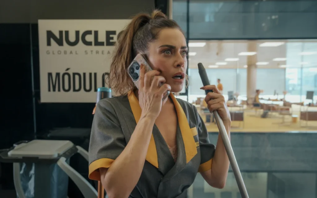 HBO Max termina Furia Parte 2: las mujeres toman el control en Madrid Imagen que muestra a María León hablando con un teléfono , en una de las escenas de Furia Parte 2