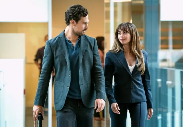 Giacomo Gianniotti y Vanessa Morgan en una escena de la serie infiltrada.