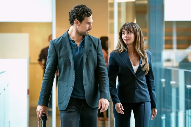 Giacomo Gianniotti y Vanessa Morgan en una escena de la serie infiltrada.