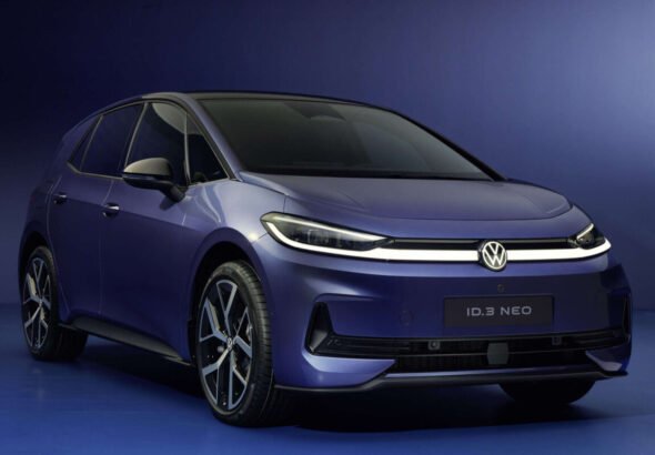 Imagen que muestra el nuevo modelo de Volkswagen, el ID.3 Neo de 2026 en su parte frontal y lateral.