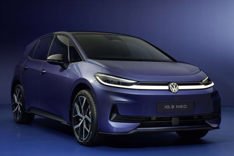 Imagen que muestra el nuevo modelo de Volkswagen, el ID.3 Neo de 2026 en su parte frontal y lateral.