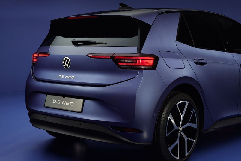 El adiós al ID.3: Volkswagen rebautiza su eléctrico estrella Imagen exterior de la parte trasera que muestra la puerta del maletero del nuevo modelo de Volkswagen ID.3 Neo 2026