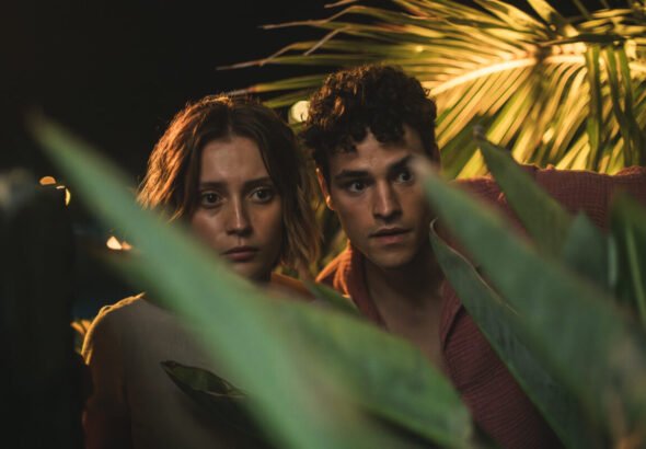 Los actores Ana Garcés y Tomy Aguilera en un plano medio durante una escena en exteriores del cuarto episodio de la serie Oasis.