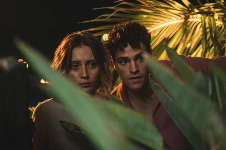 Los actores Ana Garcés y Tomy Aguilera en un plano medio durante una escena en exteriores del cuarto episodio de la serie Oasis.