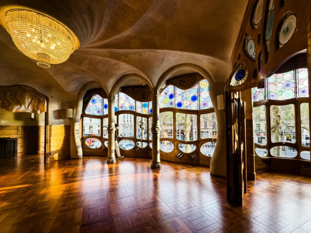 El gran misterio de Gaudí: los secretos ocultos de sus obras maestras Imagen que muestra la vista del Interior de la Casa Batlló de Antoni Gaudí