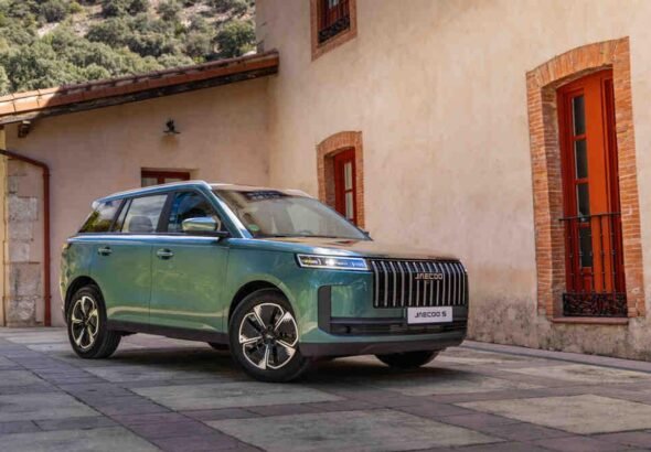 Imagen exterior del nuevo Jaecoo 5 de color verde aparcado en una calle