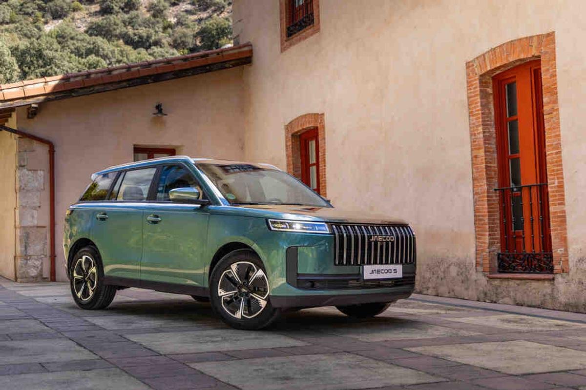 Imagen exterior del nuevo Jaecoo 5 de color verde aparcado en una calle