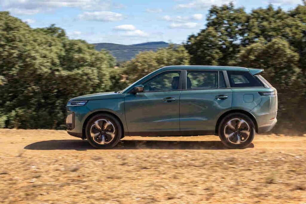 ¿Es este el SUV más inteligente de su clase? El motivo de su éxito Imagen del exterior lateral del JAECOO 5 aparcado en un camino de tierra