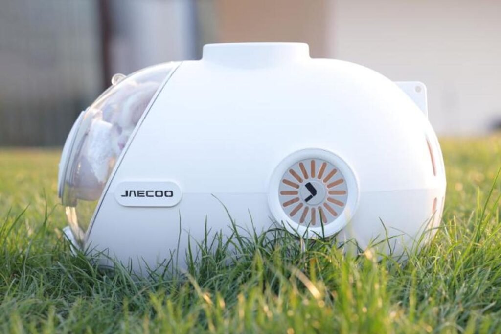 El primer coche "con alma perruna" que jubila a las fundas de asiento baratas Imagen del transportín blanco para mascotas de la nueva colección de complementos de OMODA JAECOO para perros y gatos