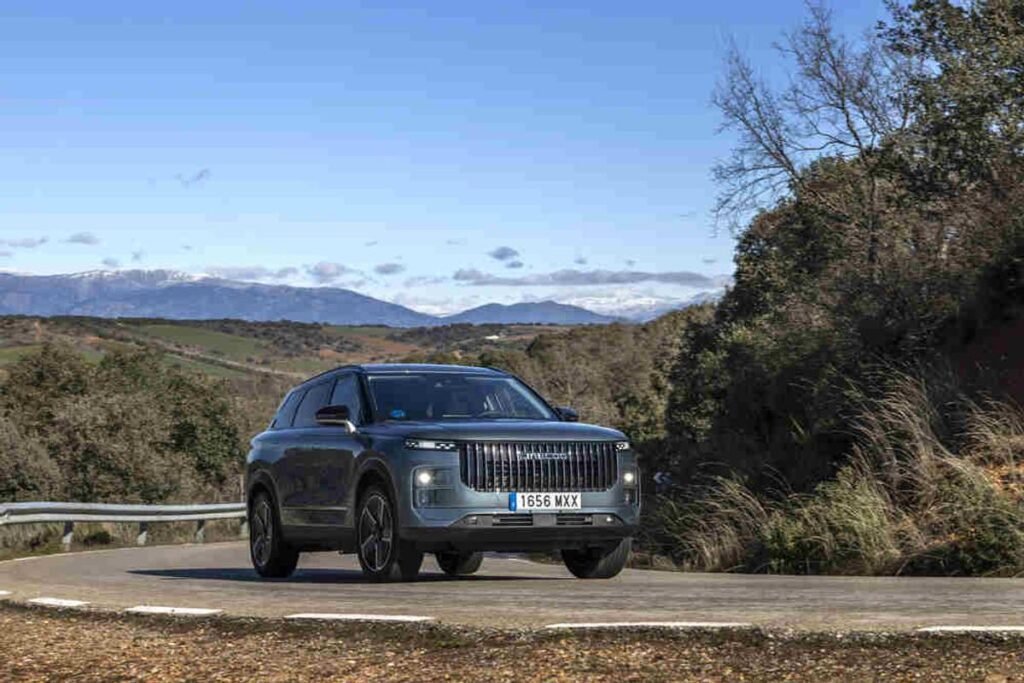 Tiene 340 CV, etiqueta CERO y un interior de lujo por mucho menos de lo que imaginas Imagen del JAECOO 7 por una curva de montaña. Vista frontal y semi lateral