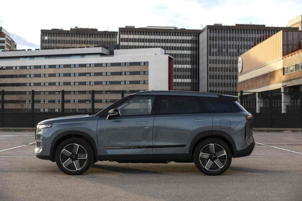 Tiene 340 CV, etiqueta CERO y un interior de lujo por mucho menos de lo que imaginas Imagen exterior lateral del JAECOO 7 aparcado en un parking de una ciudad