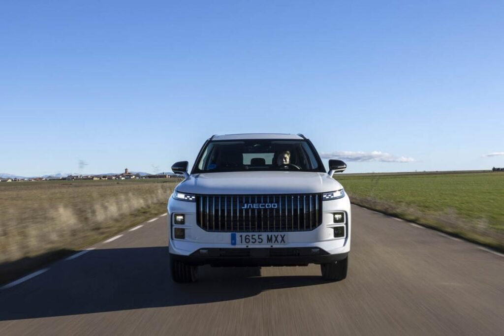 Tiene 340 CV, etiqueta CERO y un interior de lujo por mucho menos de lo que imaginas Imagen parte frontal del JAECOO 7 blanco por carretera