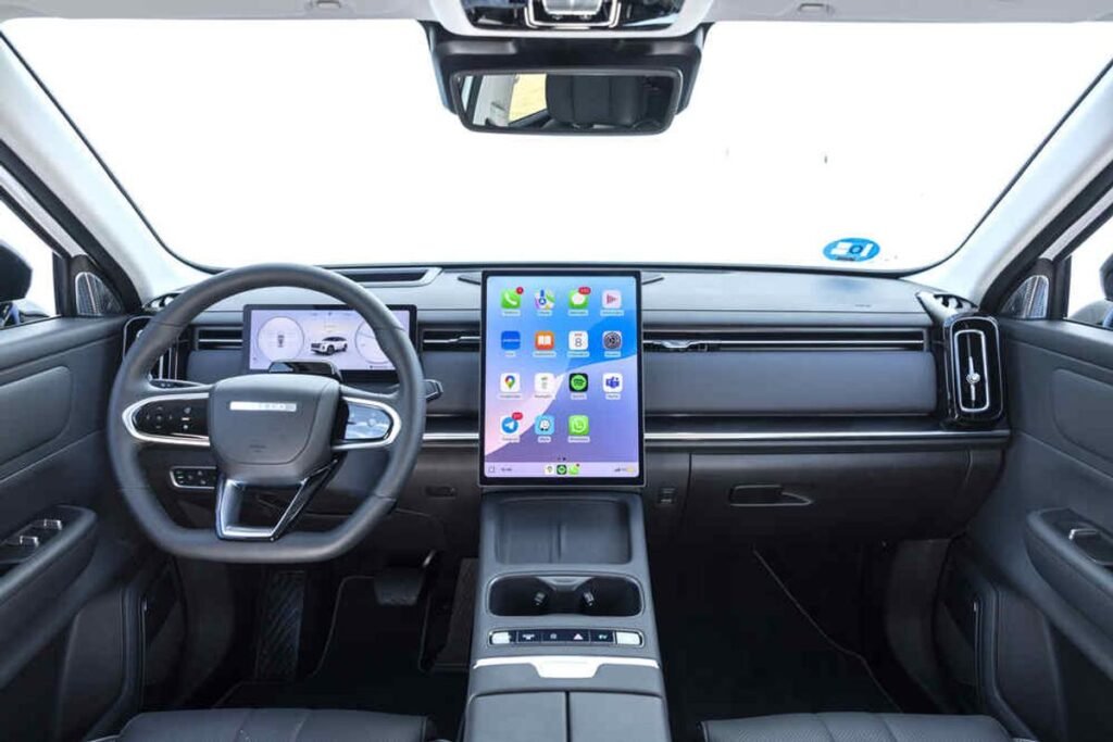 Tiene 340 CV, etiqueta CERO y un interior de lujo por mucho menos de lo que imaginas Imagen del interior salpicadero asiento conductor y asiento pasajero con vistas a las pantallas y volante del JAECOO 7