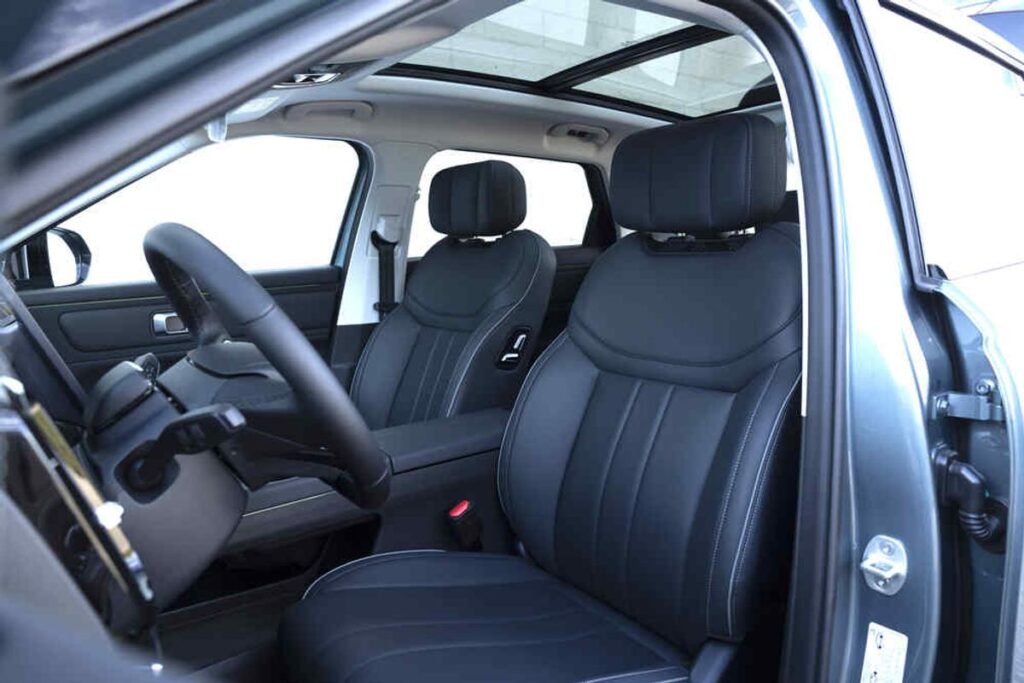 Tiene 340 CV, etiqueta CERO y un interior de lujo por mucho menos de lo que imaginas Imagen del interior de la parte del conductor y asiendo del acompañante del JAECOO 7