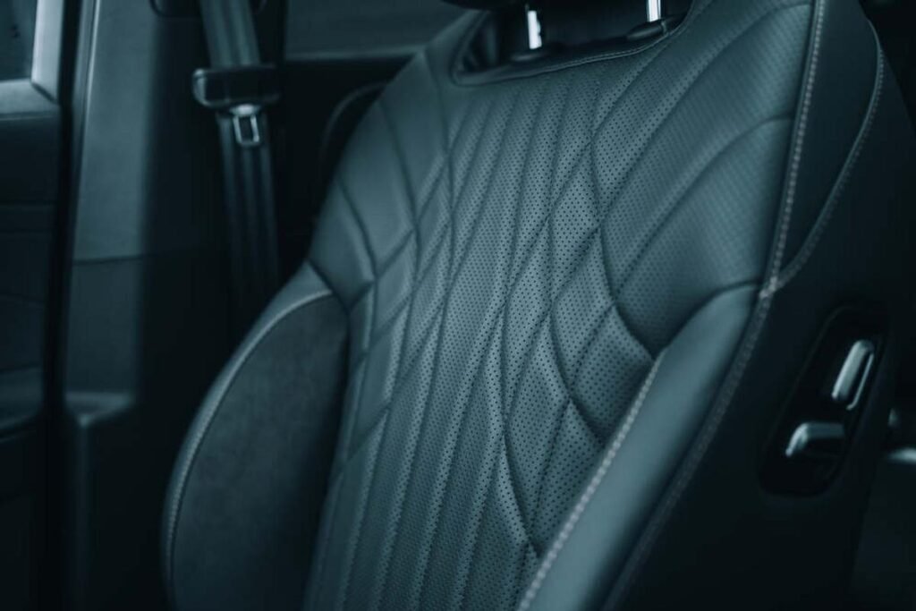 Este SUV tiene 428 CV, no usa cables y su interior parece un jet privado Imagen de los detalles de la calidad de los asientos del nuevo JAECOO 8 SHS de 2026