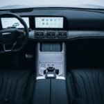 Imagen del interior - salpicadero del nuevo JAECOO 8 SHS de 2026 con vista del volante , asiento conductor y acompañante, y pantallas