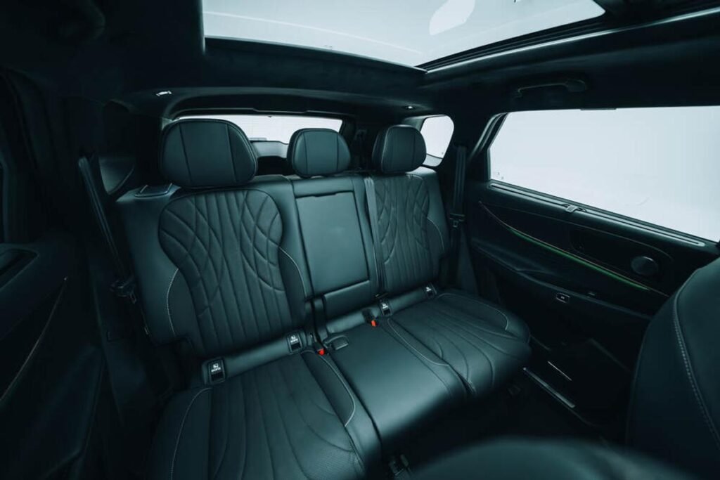 Este SUV tiene 428 CV, no usa cables y su interior parece un jet privado Imagen del interior de los asientos traseros del nuevo JAECOO 8 SHS de 2026