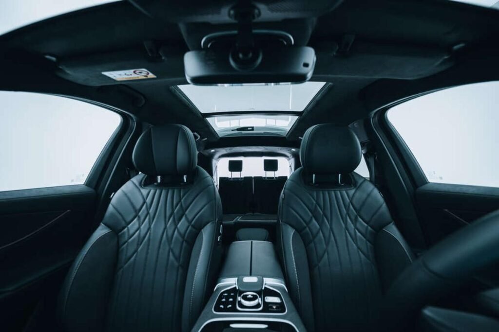 Este SUV tiene 428 CV, no usa cables y su interior parece un jet privado Imagen detalle de los asientos de conductor y acompañante del nuevo Jaecoo 8 SHS de 2026