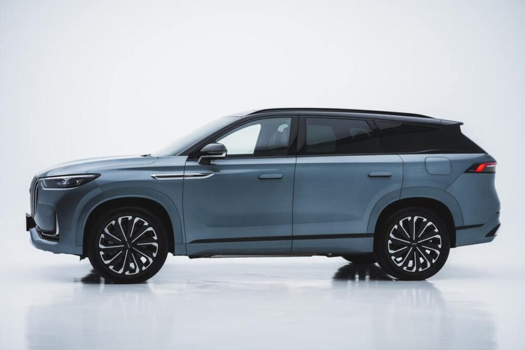 Este SUV tiene 428 CV, no usa cables y su interior parece un jet privado Imagen del lateral del nuevo JAECOO 8 SHS de 2026
