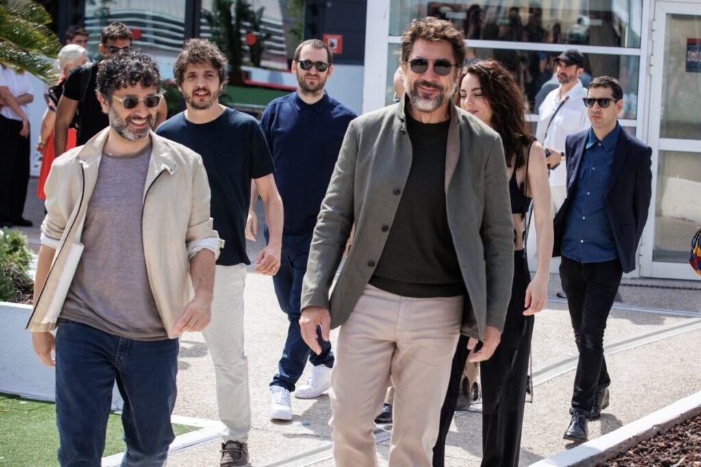 Javier Bardem y Victoria Luengo conquistan Cannes con el regreso de Sorogoyen Imagen que muestra a Rodrigo Sorogoyen y Javier Bardem en el festival de cannes 2026