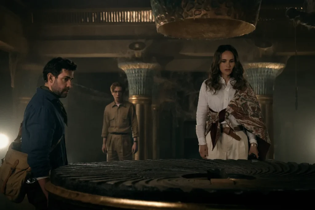Natalie Portman y John Krasinski buscan la inmortalidad en La fuente de la eterna juventud Imagen que muestra a John Krasinski, Domhnall Gleeson y Natalie Portman en una de las escenas de la película La Fuente de la Eterna Juventud de estreno en Apple TV