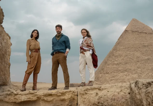 Imagen que muestra a Eiza González, John Krasinski y Natalie Portman en una de las escenas de La fuente de la eterna juventud de estreno en Apple TV