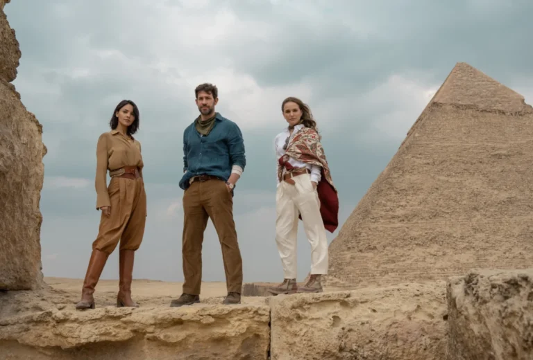 Imagen que muestra a Eiza González, John Krasinski y Natalie Portman en una de las escenas de La fuente de la eterna juventud de estreno en Apple TV