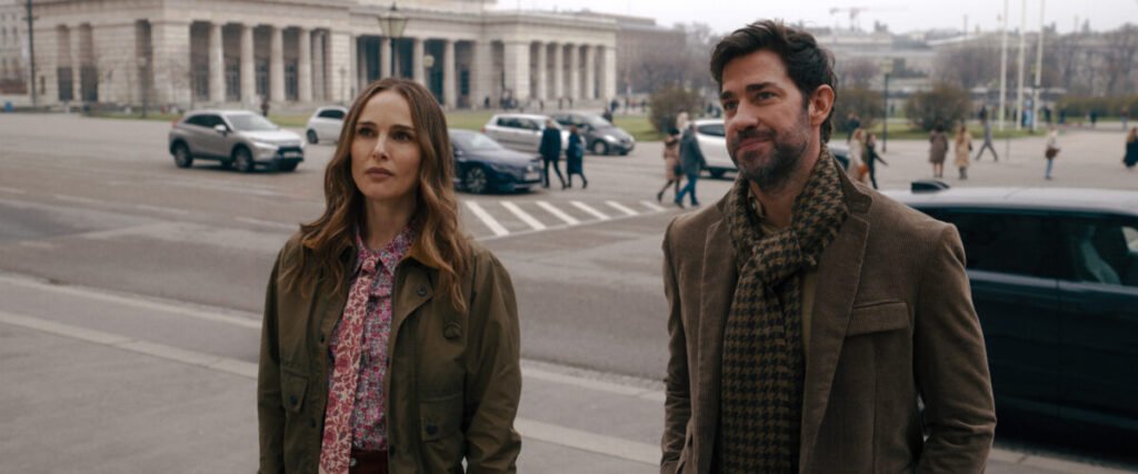 Natalie Portman y John Krasinski buscan la inmortalidad en La fuente de la eterna juventud Imagen que muestra a Natalie Portman y John Krasinski en la Fuente de la eterna juventud, en una de las escenas de la película que estrenará Apple TV