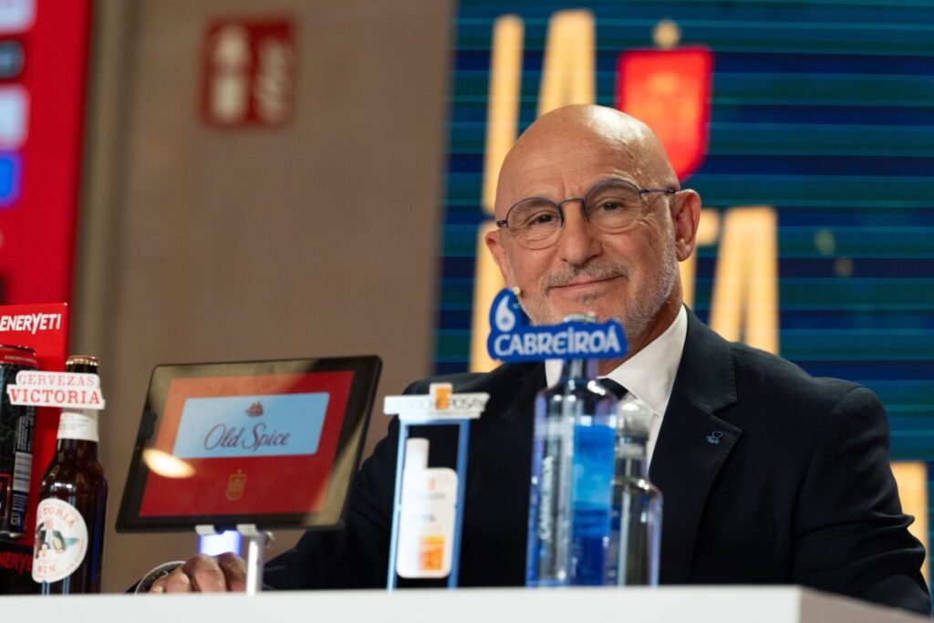 ¿Quiénes buscarán la segunda estrella? Luis de la Fuente destapa sus cartas para el Mundial 2026 Imagen que muestra al seleccionador de España Luis de la FUente en la Gran vía de Madrid anunciado la lista de convocados para el Mundial 2026