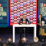 Imagen que muestra al Seleccionador de España, Luis de la Fuente, ofreciendo la lista de España para el Mundial 2026