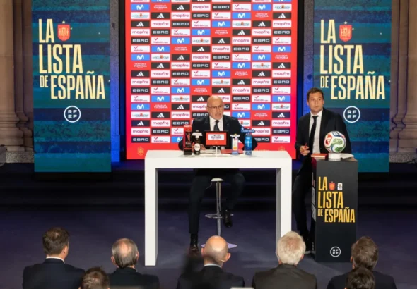 Imagen que muestra al Seleccionador de España, Luis de la Fuente, ofreciendo la lista de España para el Mundial 2026