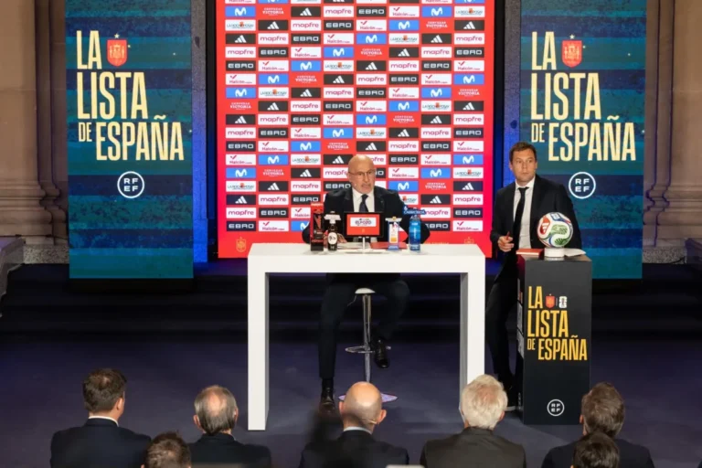 Imagen que muestra al Seleccionador de España, Luis de la Fuente, ofreciendo la lista de España para el Mundial 2026