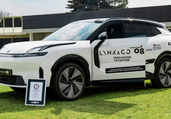 Imagen del exterior del Lynk & Co 08 tras recibir el premio Guiness de autonomía eléctrica
