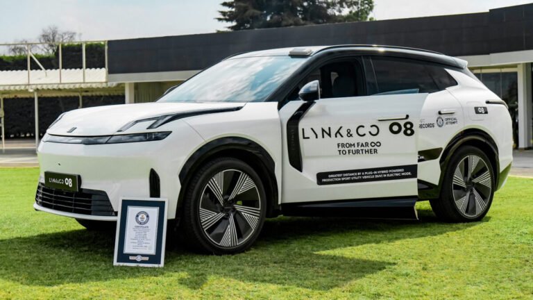 Imagen del exterior del Lynk & Co 08 tras recibir el premio Guiness de autonomía eléctrica