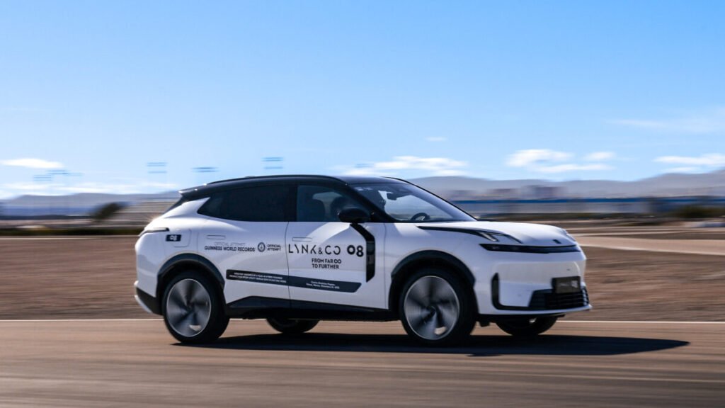 Lynk & Co 08: Récord Guinness de autonomía eléctrica Imagen del exterior del Lynk & Co 08 en la prueba del récord Guiness