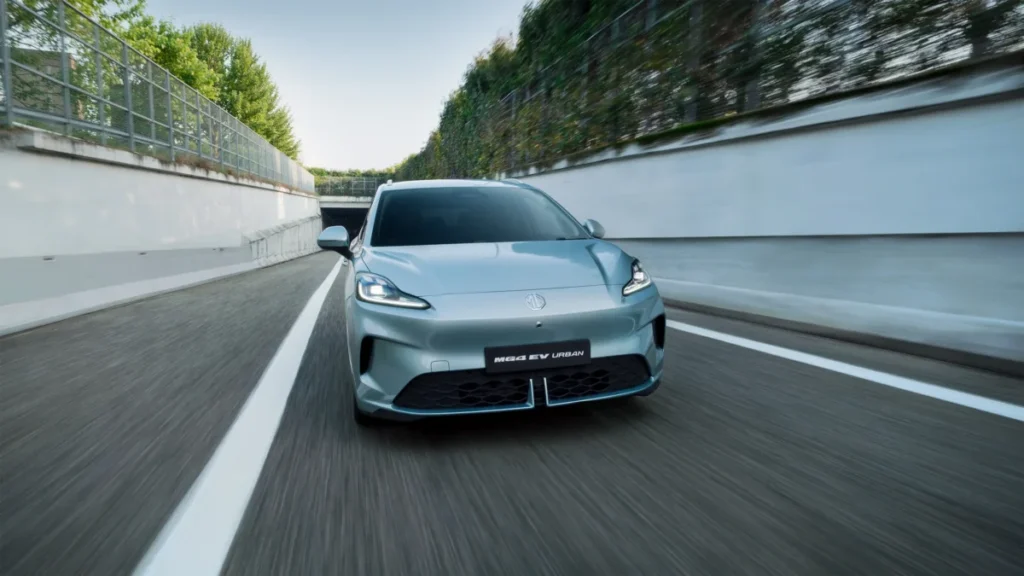 Nuevo MG4 Urban EV: dimensiones de familiar y hasta 418 km de autonomía desde 16.790 euros Imagen exterior del nuevo MG4 Urban EV de 2026 circulando por carretera