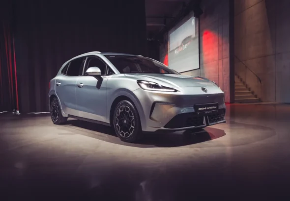 Imagen del nuevo MG4 Urban EV de 2026. Vista frontal y lateral