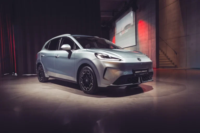 Imagen del nuevo MG4 Urban EV de 2026. Vista frontal y lateral