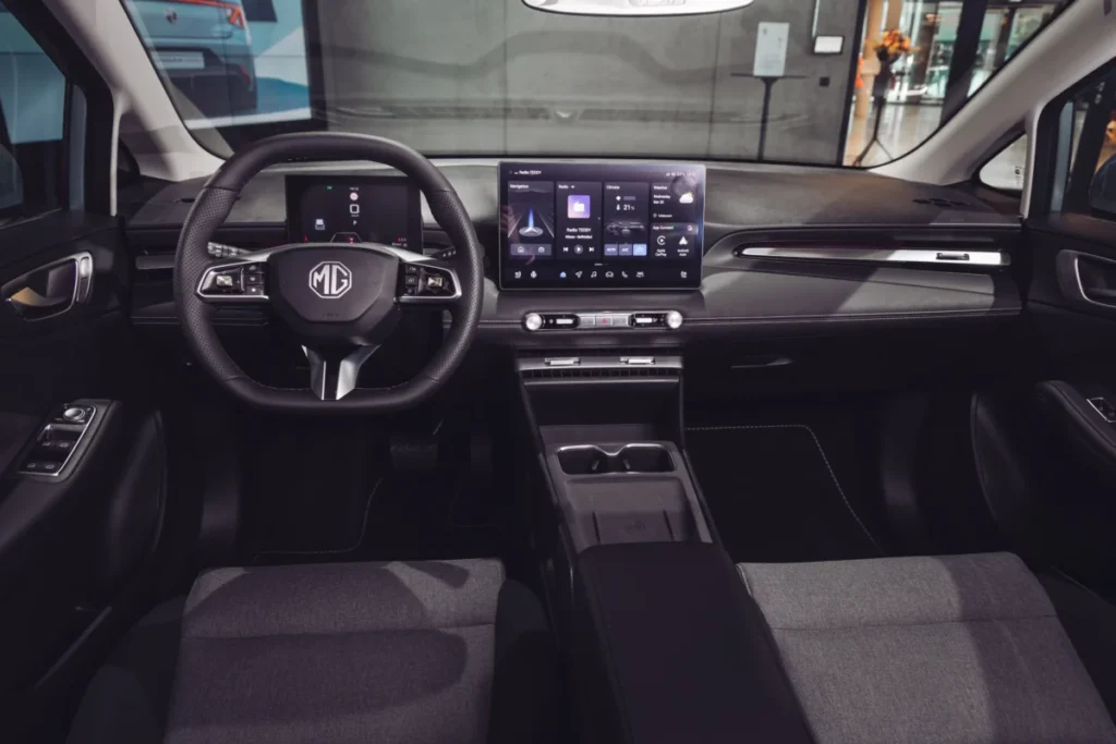 Nuevo MG4 Urban EV: dimensiones de familiar y hasta 418 km de autonomía desde 16.790 euros Imagen del salpicadero del nuevo MG4 Urban EV de 2026 interior copiloto y piloto