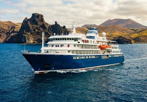 Imagen del barco MV-Hondius con el brote de hantavirus en aguas de Canarias. Recreación digital.