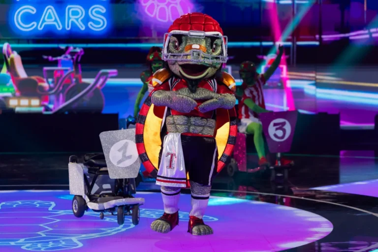 Imagen de uno de los momentos del programa de Antena 3 Mask Singer , con el disfraz de tortuga en primer plano