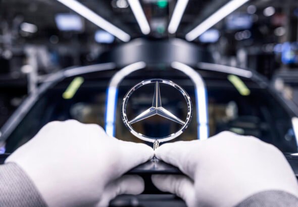Imagen de la colocación del logo de Mercedes en el coche.