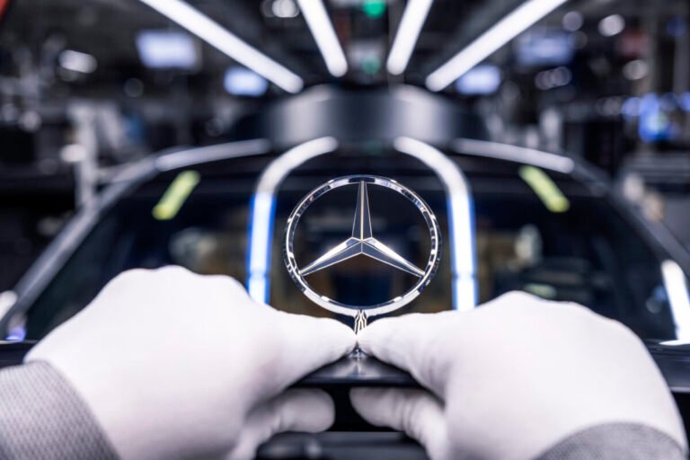 Imagen de la colocación del logo de Mercedes en el coche.