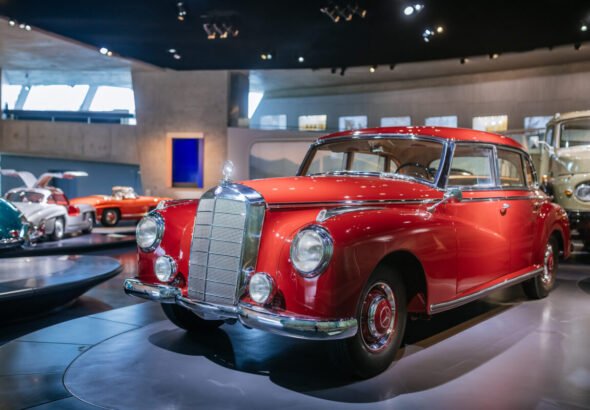 Imagen del exterior del Mercedes-Benz 300 en rojo en el Museo de Mercedes-Benz