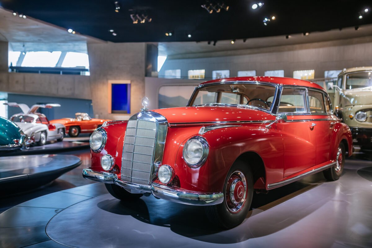 Imagen del exterior del Mercedes-Benz 300 en rojo en el Museo de Mercedes-Benz