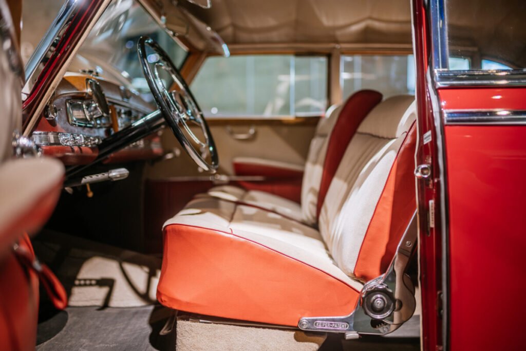 El rojo más codiciado de Alemania: El Mercedes-Benz 300 que detiene el tiempo Imagen del interior del Mercedes-Benz 300 en el Museo.